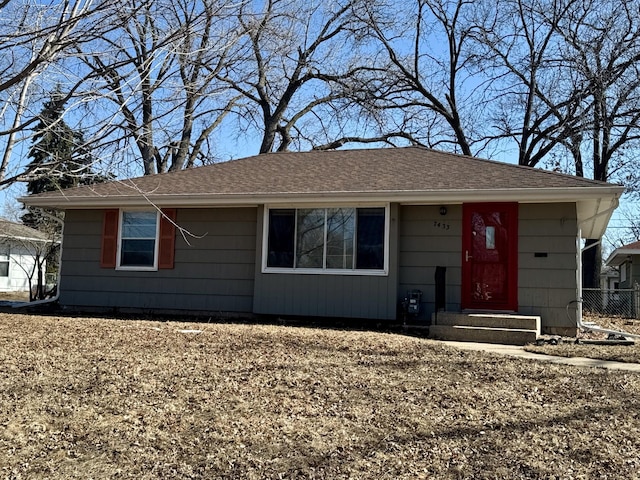 ranch-style house featuring a shingled roof