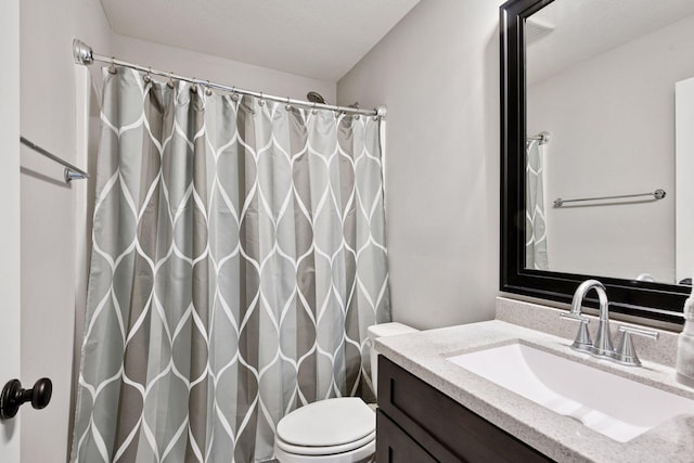 full bathroom featuring vanity, toilet, and a shower with curtain