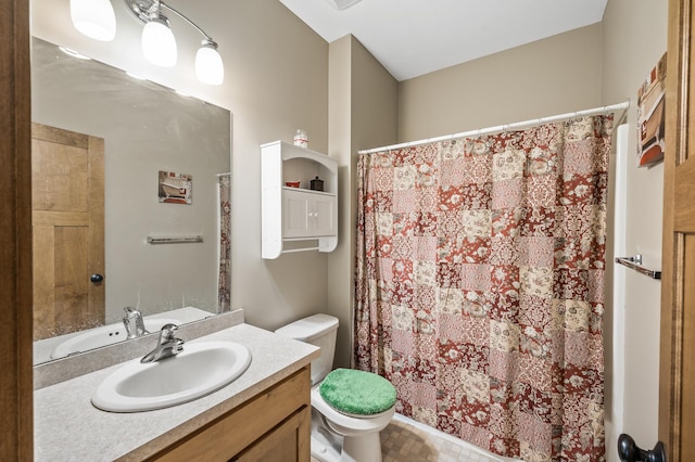 full bath featuring toilet, vanity, and a shower with curtain