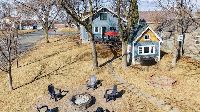 view of yard featuring a residential view and a fire pit