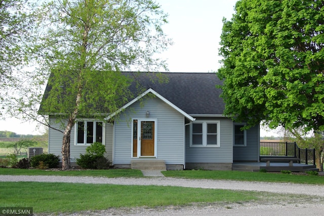 5501 70th St, Glencoe, MN 55336 - view of front of house featuring a shingled roof and a front lawn
