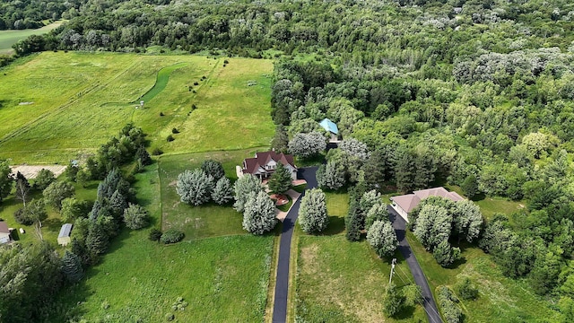 birds eye view of property featuring a forest view