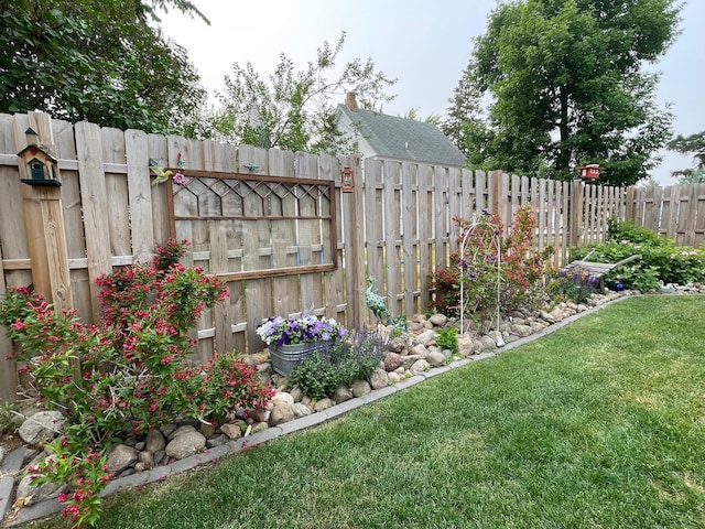 view of yard featuring a fenced backyard