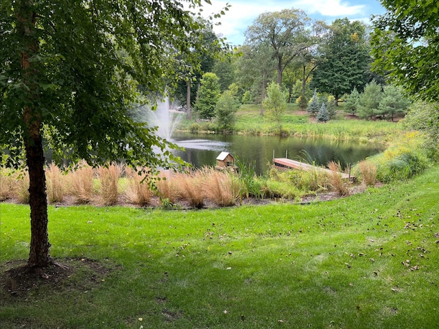 view of yard featuring a water view