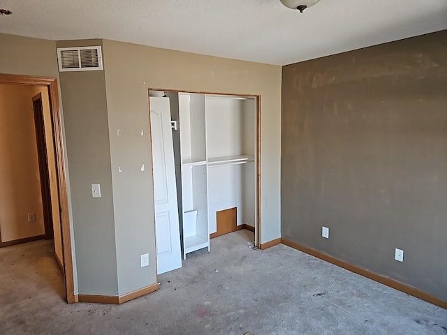 unfurnished bedroom featuring a closet, visible vents, and baseboards