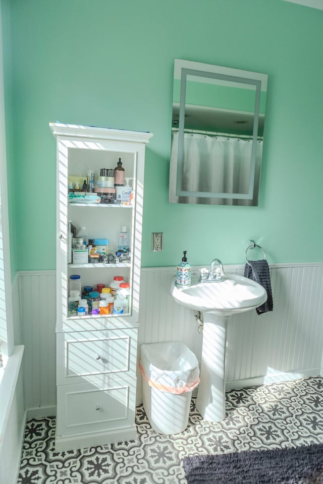 bathroom featuring wainscoting