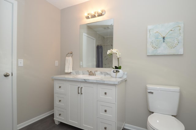 full bathroom with a shower with curtain, baseboards, toilet, and vanity