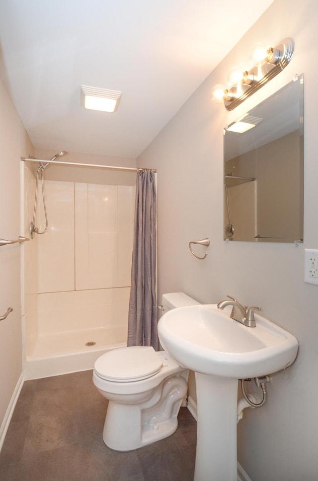 full bath featuring curtained shower, baseboards, and toilet