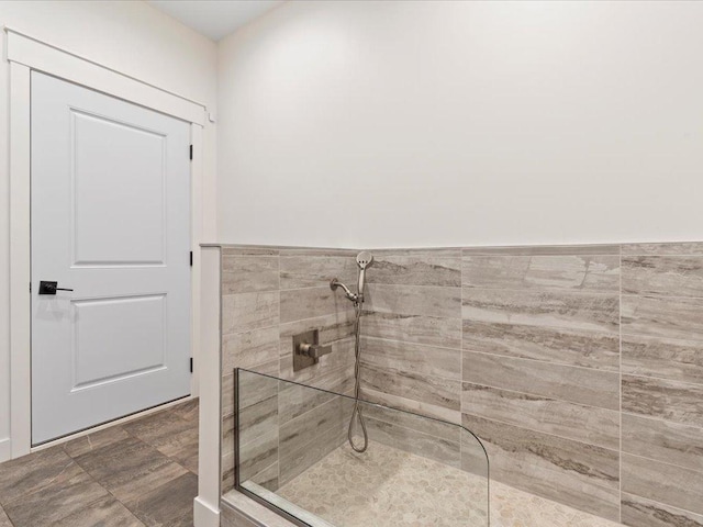 bathroom featuring tiled shower