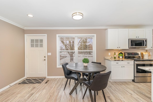 dining area featuring crown molding, light wood-style flooring, recessed lighting, and baseboards