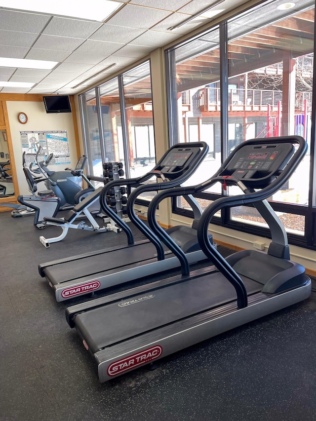 exercise room featuring expansive windows