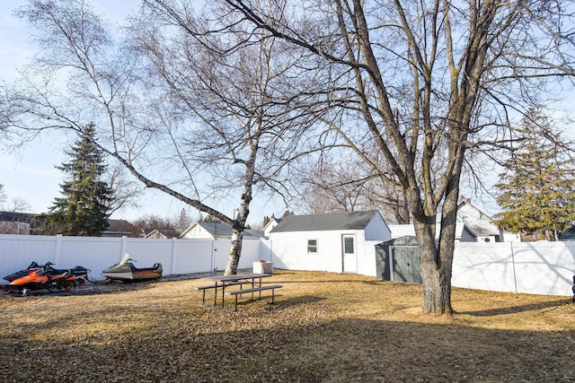 view of yard featuring a fenced backyard and an outdoor structure