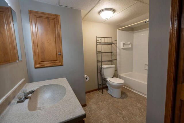 full bathroom with washtub / shower combination, baseboards, toilet, and vanity