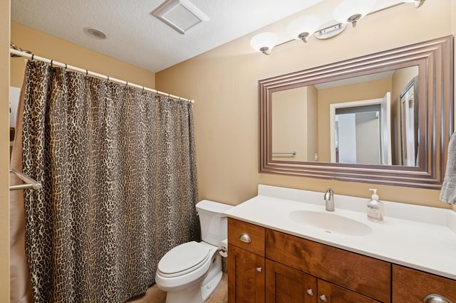 full bath featuring a shower with shower curtain, a textured ceiling, vanity, and toilet