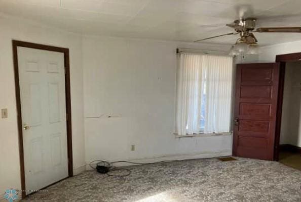 empty room with ceiling fan