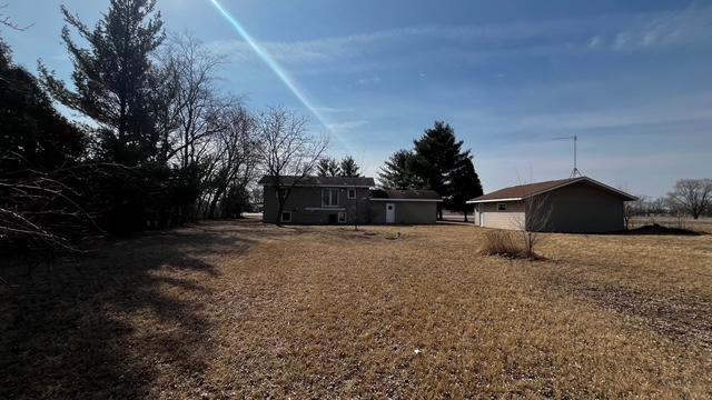 view of yard with an outdoor structure