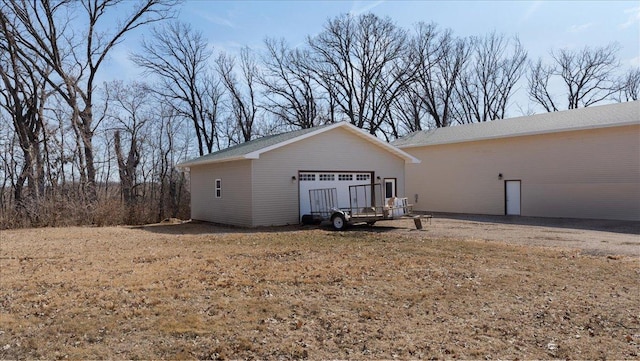 view of outdoor structure featuring an outbuilding