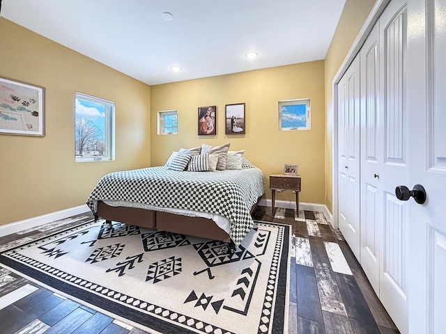 bedroom featuring recessed lighting, baseboards, dark wood-style flooring, and a closet