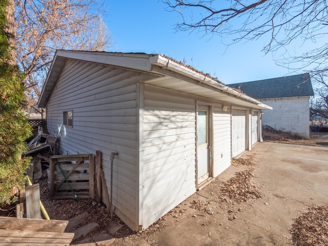 view of outdoor structure featuring a garage and an outdoor structure