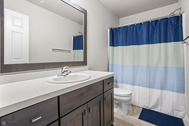 full bath with toilet, vanity, and a shower with curtain