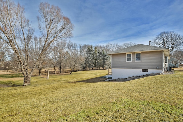 view of side of property featuring a yard