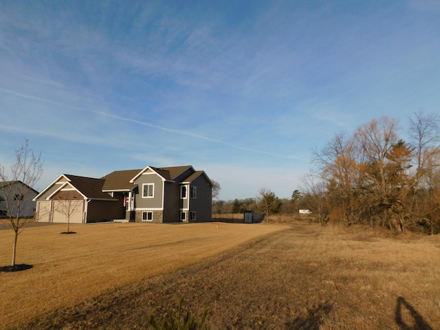 view of front of house featuring a front lawn and fence