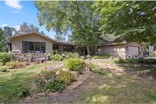 ranch-style home featuring stone siding