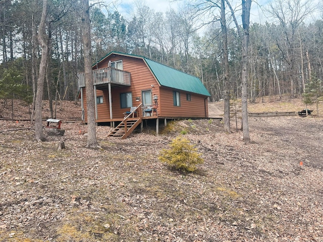 view of front of home with metal roof and a gambrel roof