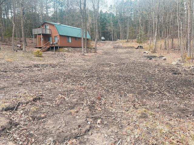 view of yard featuring a wooded view