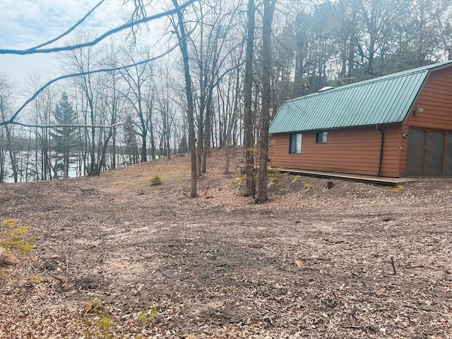 view of yard featuring an outdoor structure