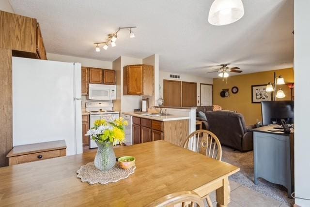 dining area featuring visible vents and ceiling fan