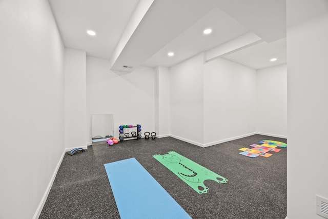 exercise area with visible vents, recessed lighting, and baseboards