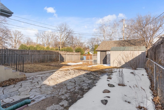 view of yard featuring an outdoor structure and a fenced backyard