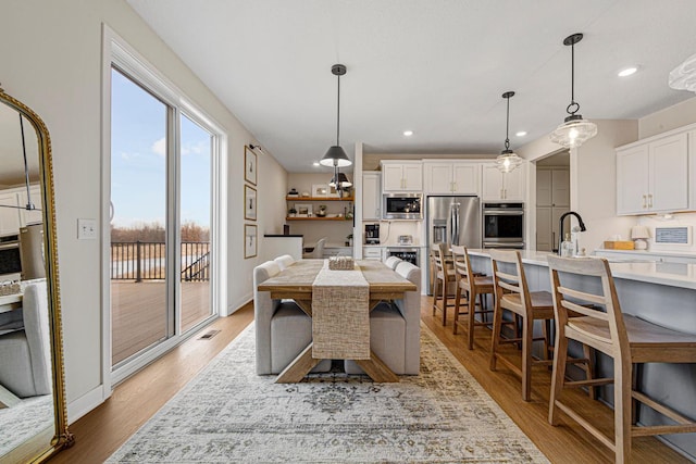 dining space featuring recessed lighting, visible vents, baseboards, and light wood-style floors