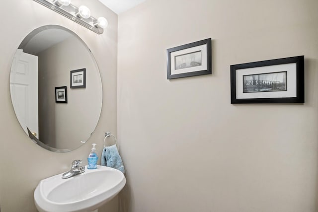 bathroom featuring a sink