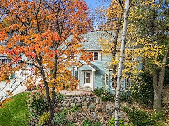 view of front of house featuring a shingled roof