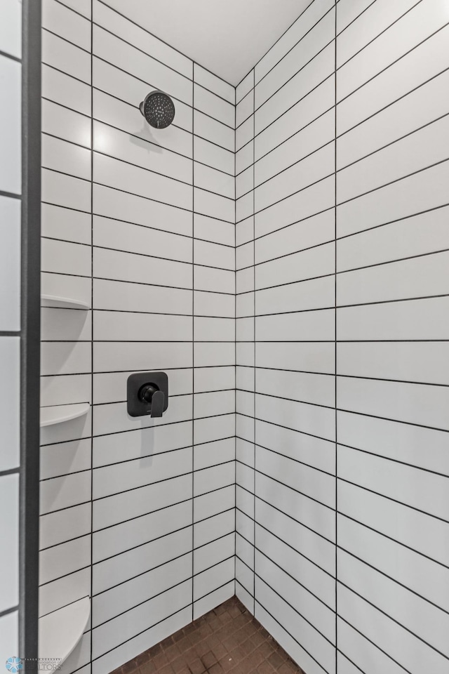 bathroom featuring tiled shower