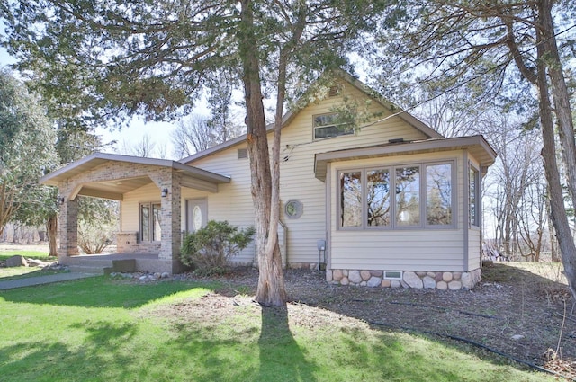 view of front of home featuring crawl space and a front yard