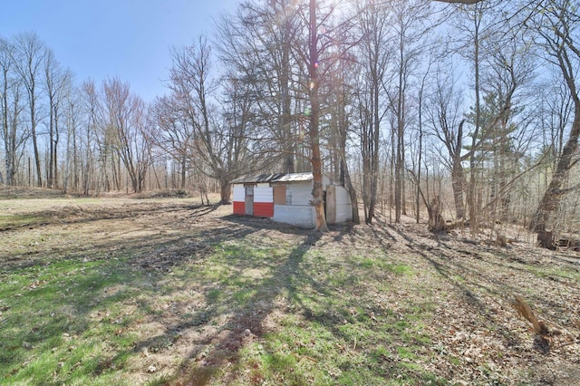 view of yard with an outbuilding