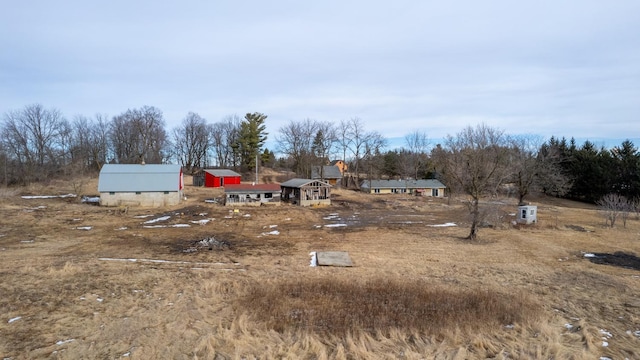 view of yard featuring an outbuilding