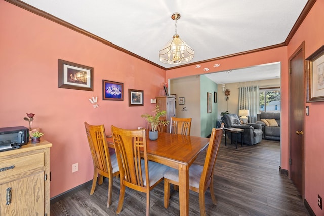 dining room with dark wood-style floors, a notable chandelier, crown molding, and baseboards