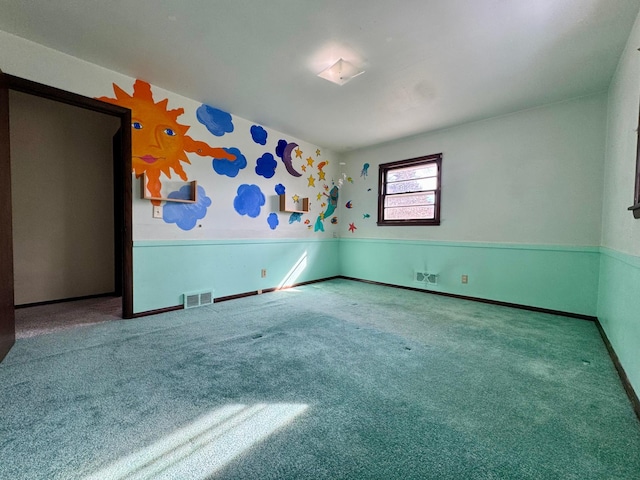 spare room featuring visible vents, carpet flooring, and baseboards