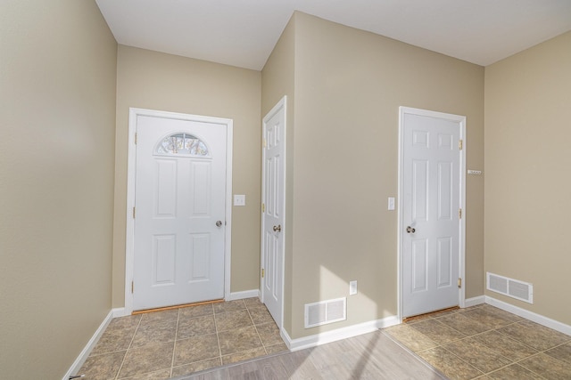 foyer with visible vents and baseboards