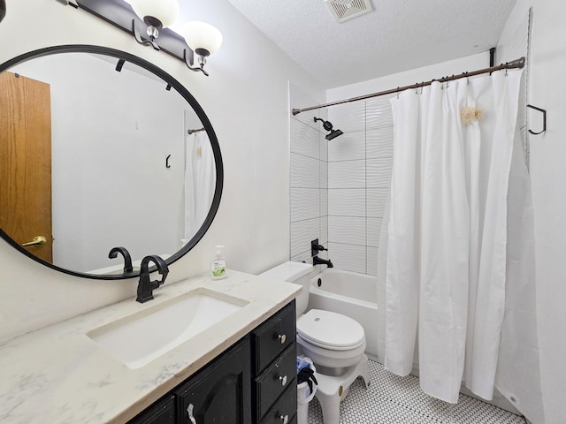 bathroom featuring vanity, visible vents, shower / bath combo with shower curtain, a textured ceiling, and toilet