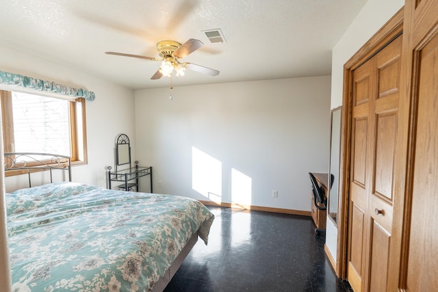 bedroom featuring visible vents, baseboards, a textured ceiling, and a ceiling fan