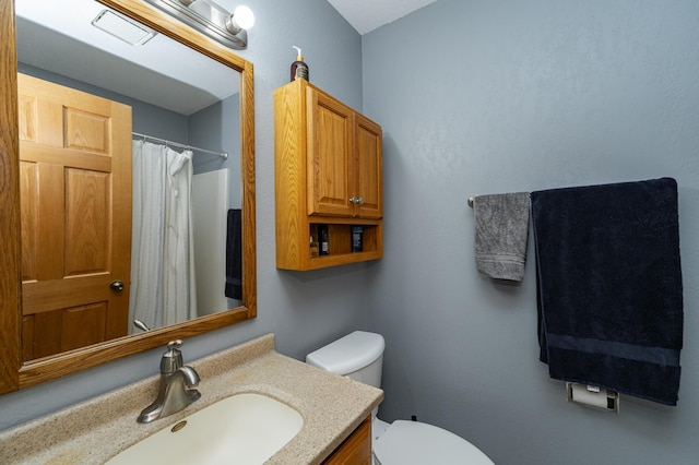 full bathroom featuring visible vents, toilet, vanity, and a shower with shower curtain