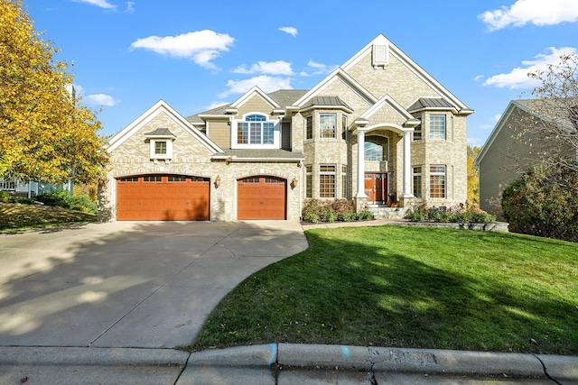 view of front of property featuring a front lawn and driveway