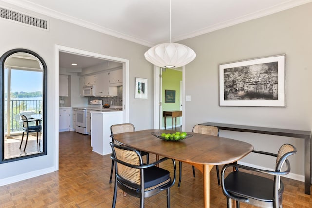 3200 Bde Maka Ska Pkwy Unit 302, Minneapolis, MN 55416 - dining area featuring baseboards and ornamental molding