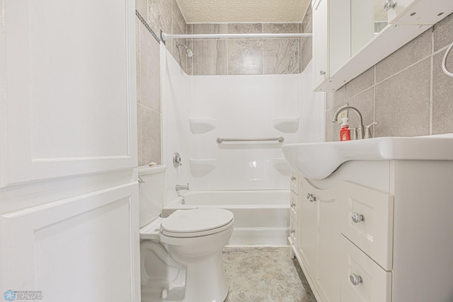 1524 1st Ave S, Fargo, ND 58103 - bathroom featuring vanity, toilet, and washtub / shower combination