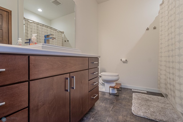 full bathroom featuring visible vents, toilet, vanity, and baseboards